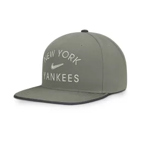   Nike MLB New York Yankees Dri-Fit Pro Structured Square Bill Cap Dark Stucco 05K/Anthracite 06F